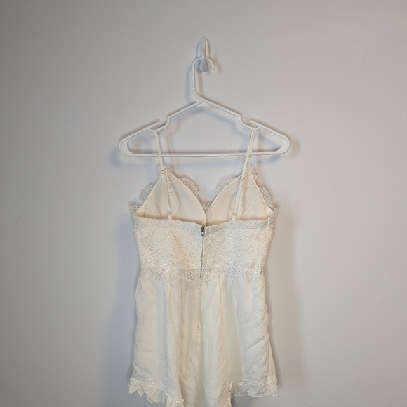 SHOWPO/SELFIE LESLIE | White Lace Sheba Ruched V-Neck Romper Size M worn once - Picture 4 of 4